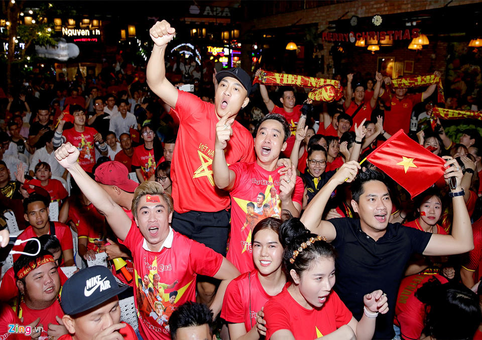 Đêm tưng bừng mừng Cup Vô địch khắp mọi miền Tổ quốc