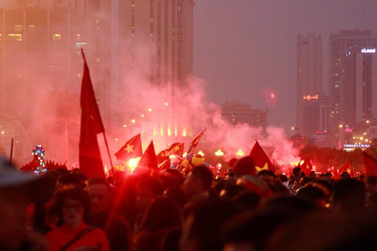 Người Hà Nội nô nức đổ ra đường ăn mừng Việt Nam vô địch