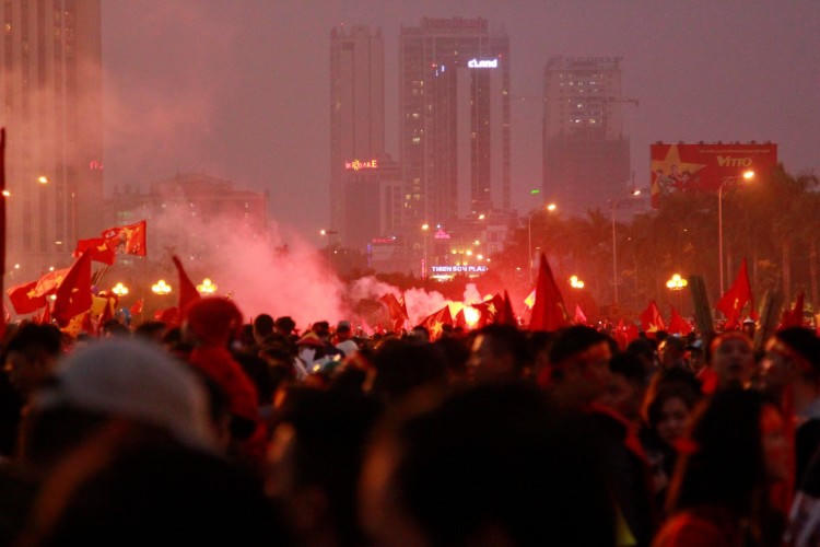 Người Hà Nội nô nức đổ ra đường ăn mừng Việt Nam vô địch