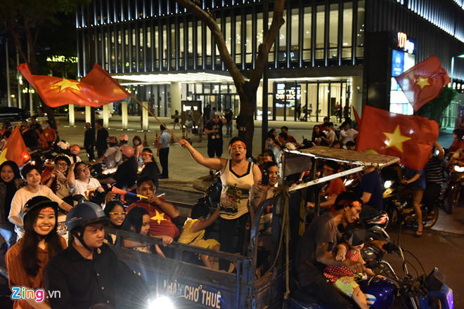 Đêm tưng bừng mừng Cup Vô địch khắp mọi miền Tổ quốc