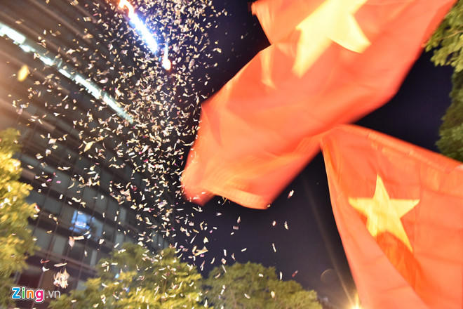 Đêm tưng bừng mừng Cup Vô địch khắp mọi miền Tổ quốc