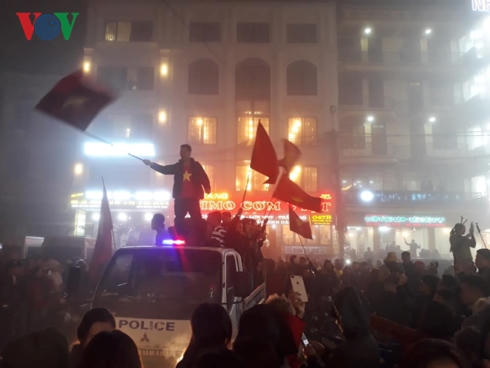 Người Hà Nội nô nức đổ ra đường ăn mừng Việt Nam vô địch