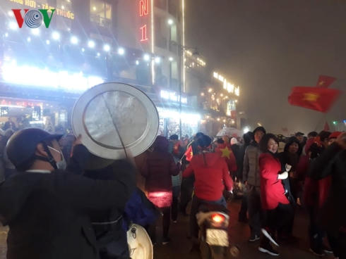 Người Hà Nội nô nức đổ ra đường ăn mừng Việt Nam vô địch
