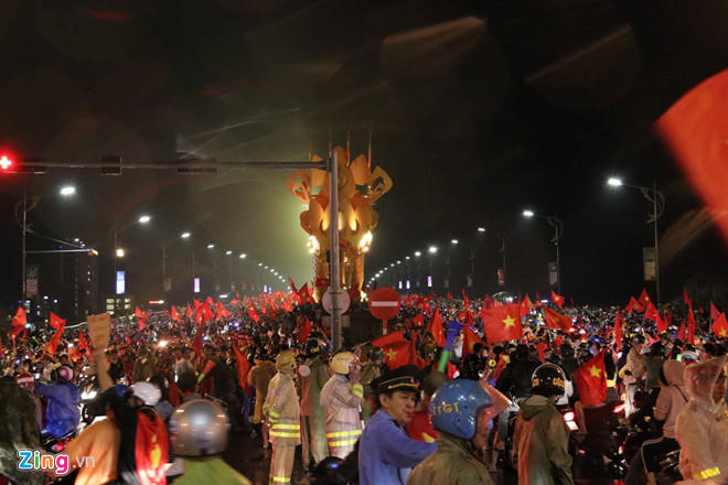 Đêm tưng bừng mừng Cup Vô địch khắp mọi miền Tổ quốc