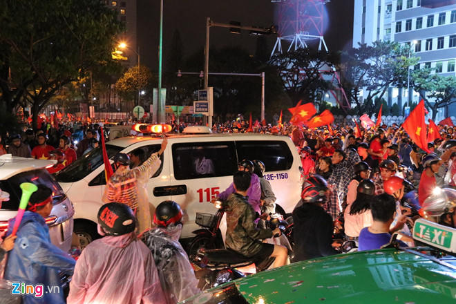 Đêm tưng bừng mừng Cup Vô địch khắp mọi miền Tổ quốc