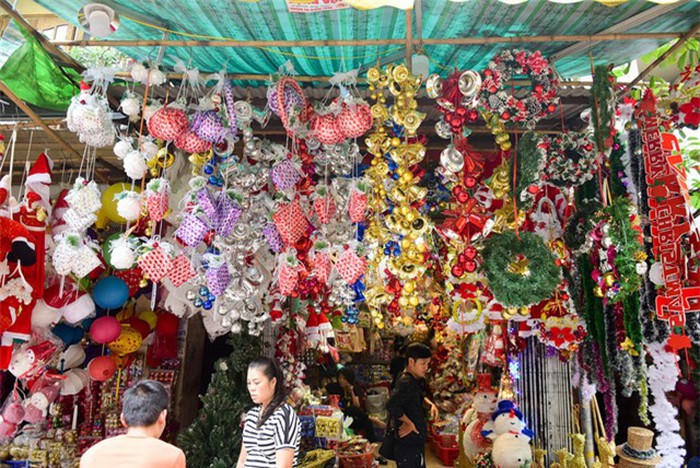 'Lóa mắt' vì đồ chơi giáng sinh phố Hàng Mã