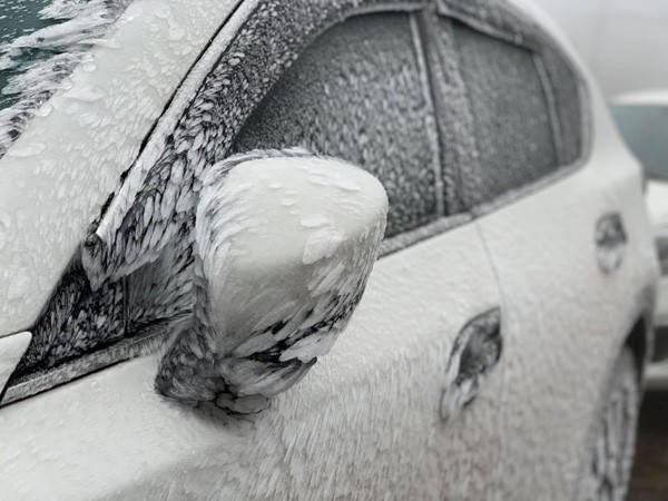 Ấn tượng cảnh ô tô, xe máy bị băng tuyết tạo hình khác lạ ở Mẫu Sơn