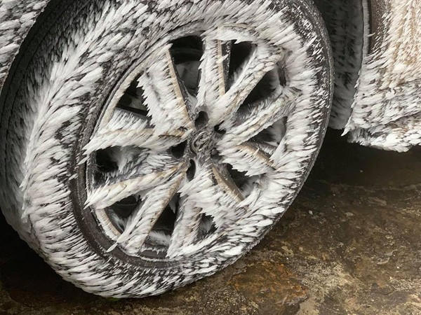 Ấn tượng cảnh ô tô, xe máy bị băng tuyết tạo hình khác lạ ở Mẫu Sơn