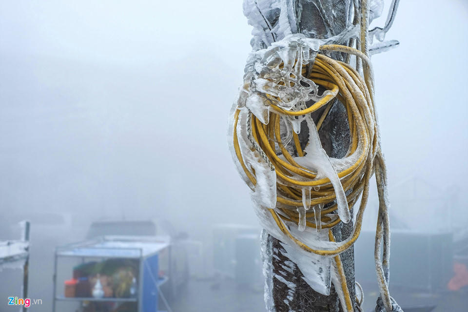 Ấn tượng cảnh ô tô, xe máy bị băng tuyết tạo hình khác lạ ở Mẫu Sơn