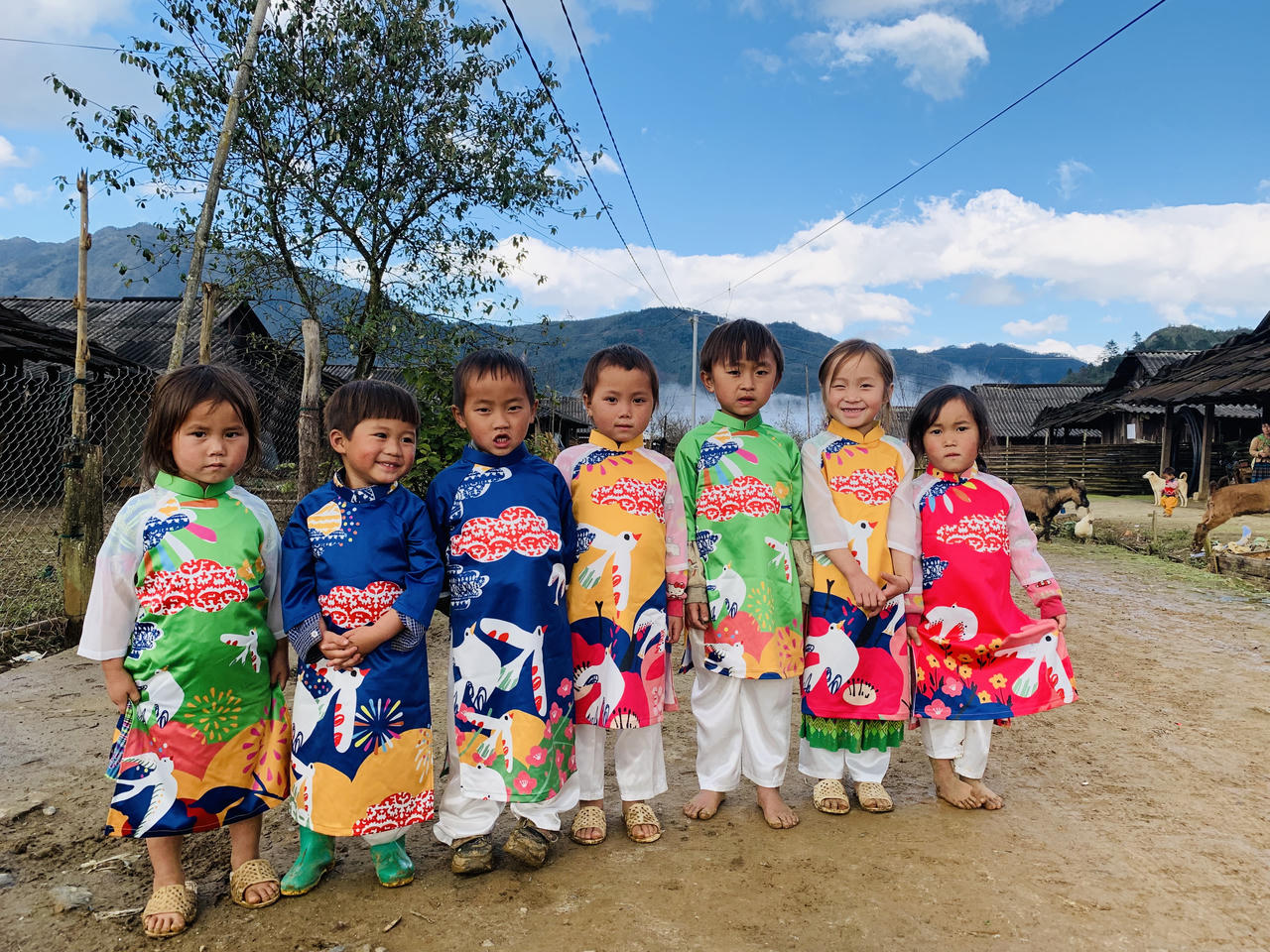 Khác lạ hình ảnh trẻ vùng cao xông xênh áo dài chờ Tết 