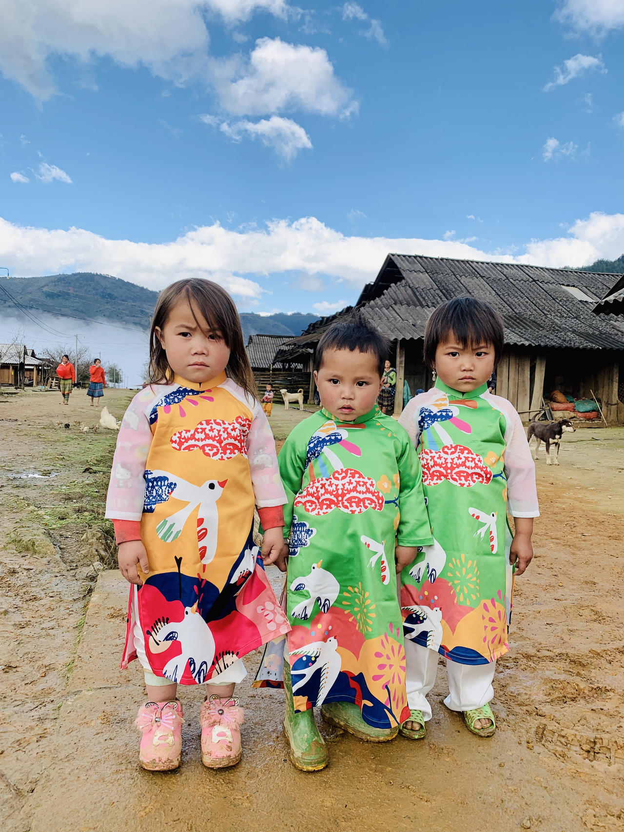 Khác lạ hình ảnh trẻ vùng cao xông xênh áo dài chờ Tết 