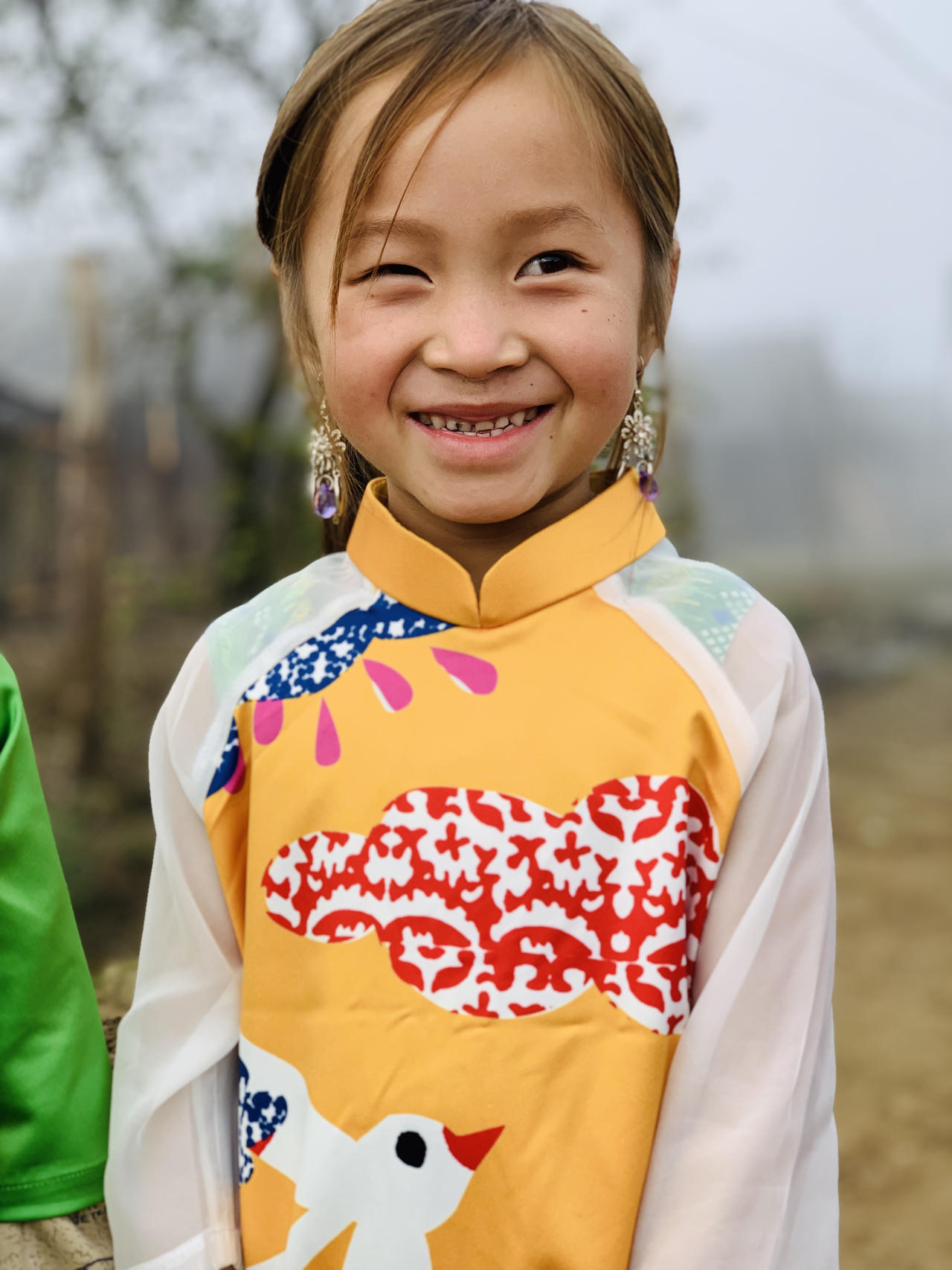 Khác lạ hình ảnh trẻ vùng cao xông xênh áo dài chờ Tết 