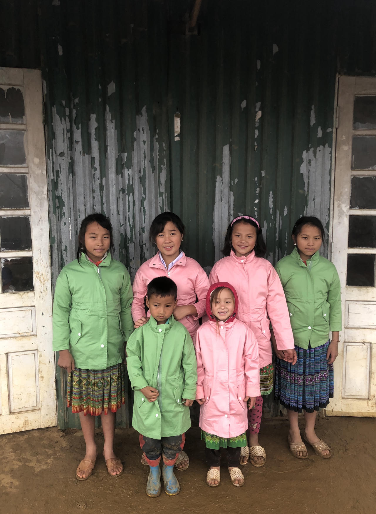 Khác lạ hình ảnh trẻ vùng cao xông xênh áo dài chờ Tết 