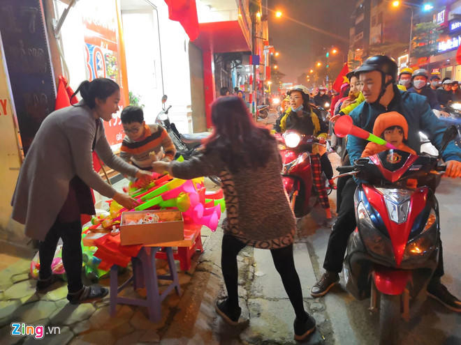 Người hâm mộ đổ ra ăn mừng, đường phố ùn tắc, đêm Hà Nội náo nhiệt