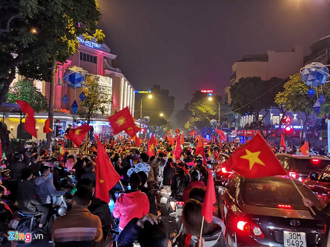 Người hâm mộ đổ ra ăn mừng, đường phố ùn tắc, đêm Hà Nội náo nhiệt