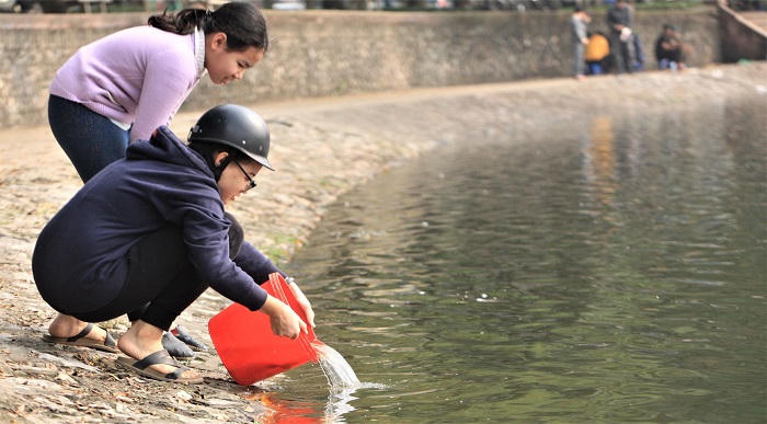 Người Hà Nội thả cá chép tiễn ông Táo về trời 