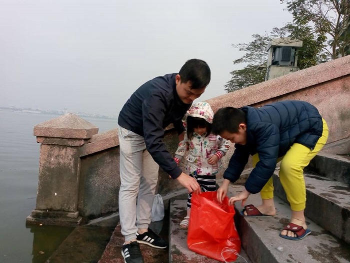 Người Hà Nội thả cá chép tiễn ông Táo về trời 