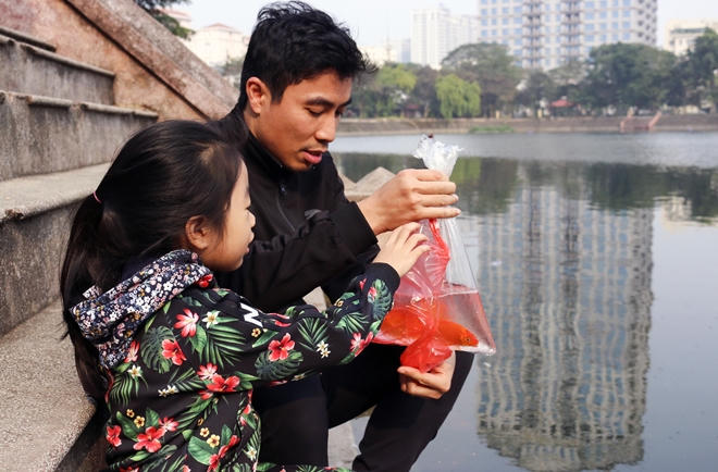 Người Hà Nội thả cá chép tiễn ông Táo về trời 