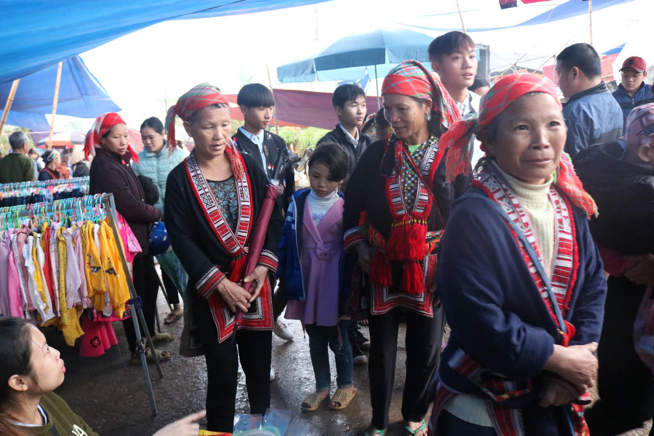 Rực rỡ phiên chợ cuối năm vùng cao Hà Giang 