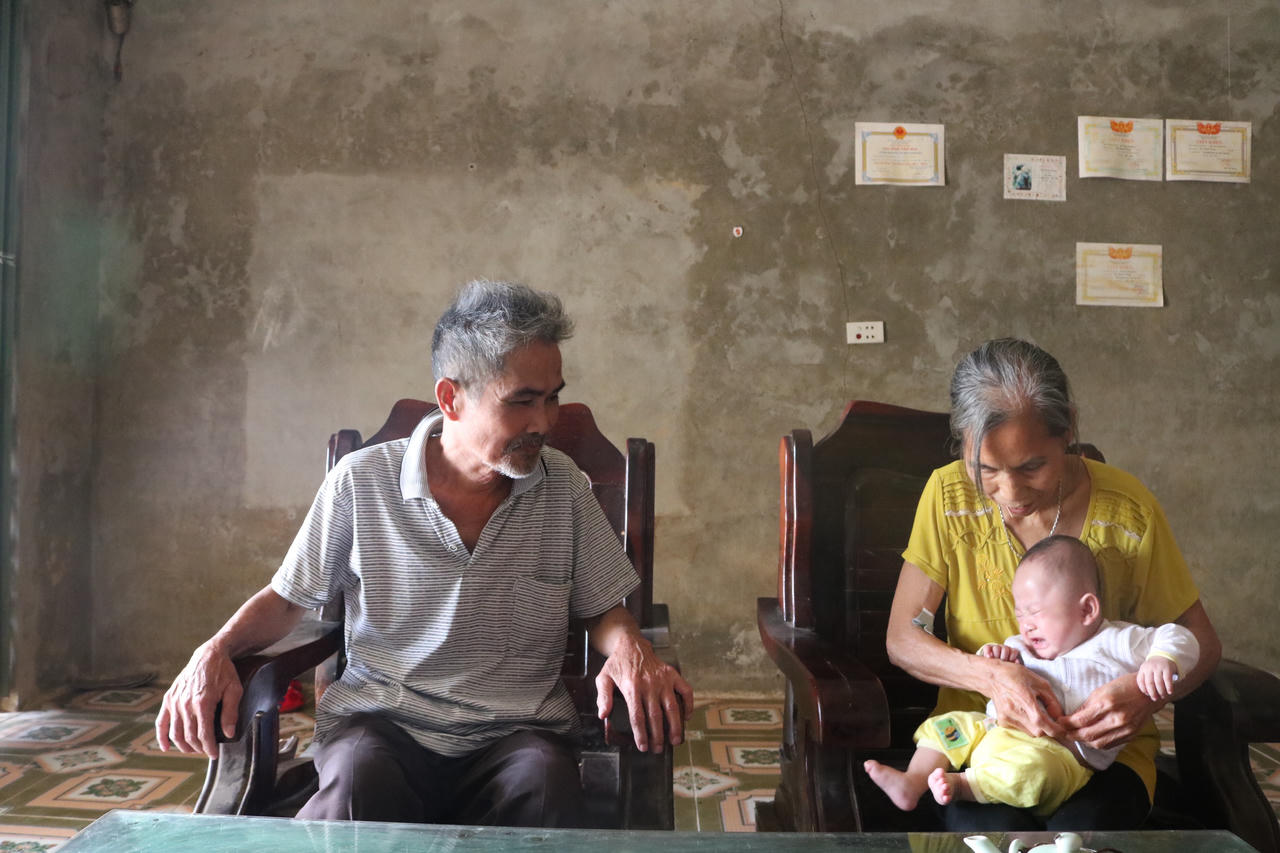 Tết của bé trai mất cả cha và mẹ trong đám cháy Đê La Thành 