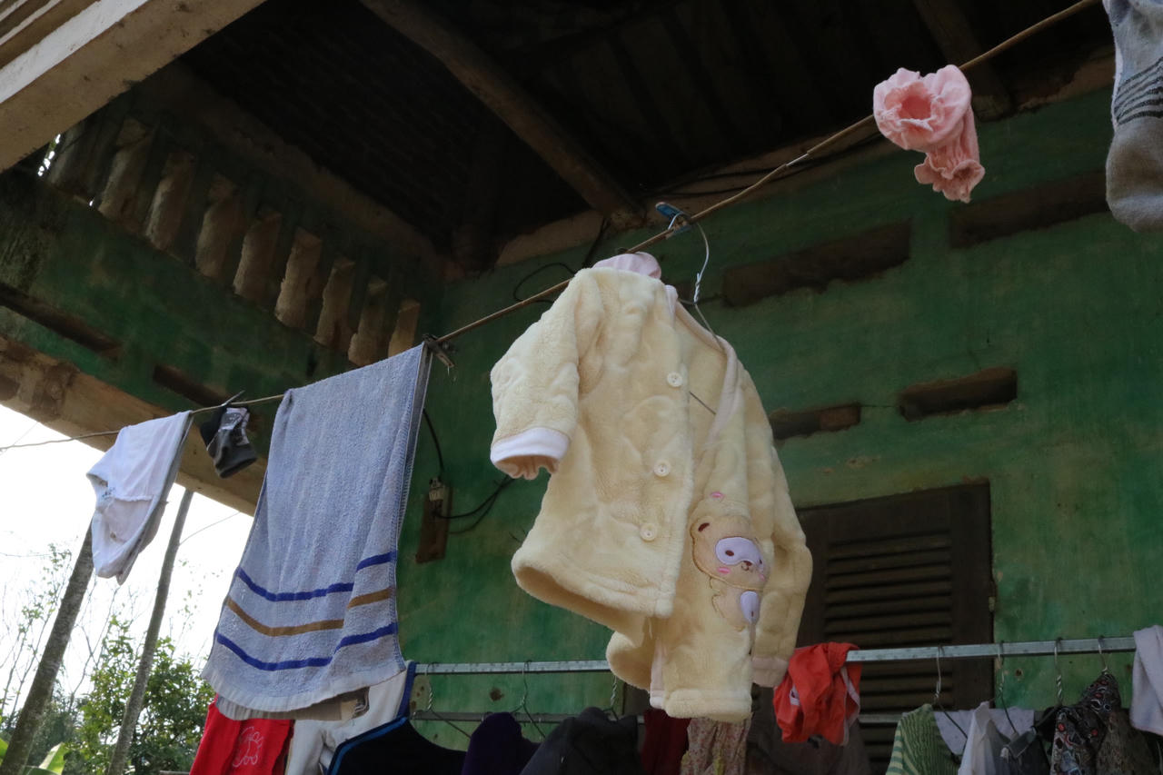 Tết của bé trai mất cả cha và mẹ trong đám cháy Đê La Thành 