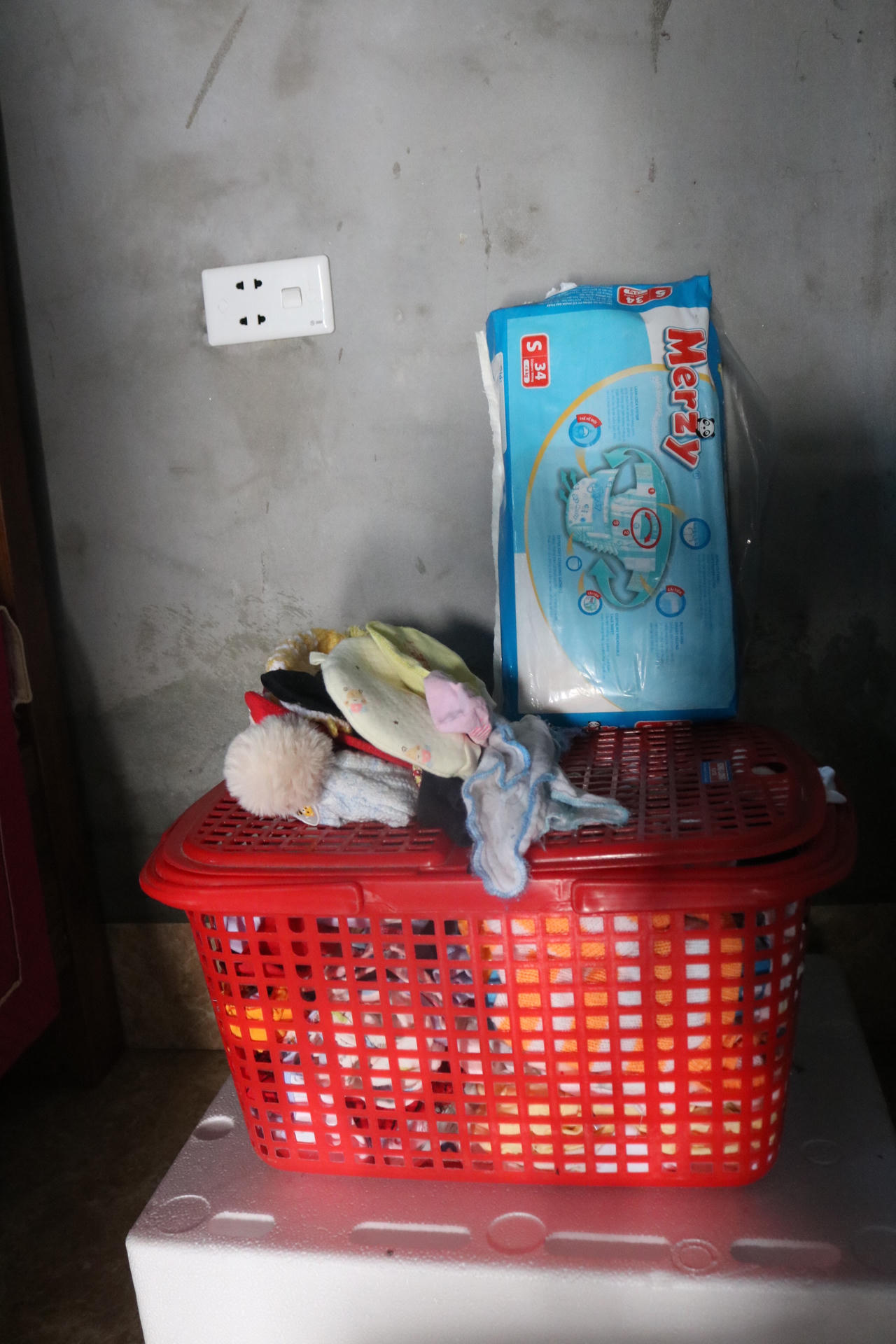 Tết của bé trai mất cả cha và mẹ trong đám cháy Đê La Thành 