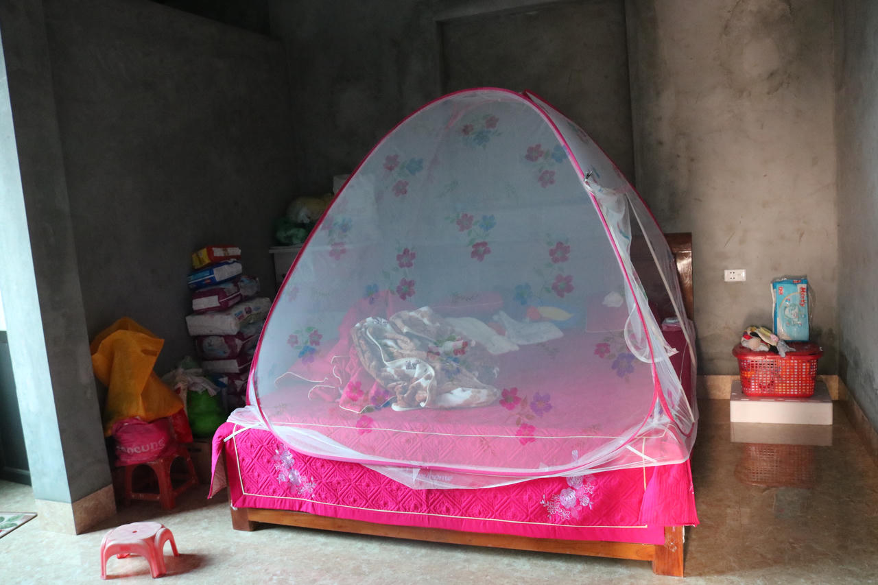 Tết của bé trai mất cả cha và mẹ trong đám cháy Đê La Thành 