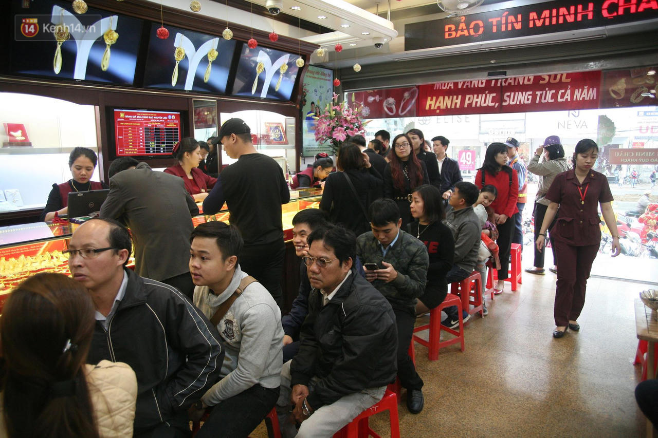Sát ngày vía Thần tài người dân đổ xô đi mua vàng cầu may