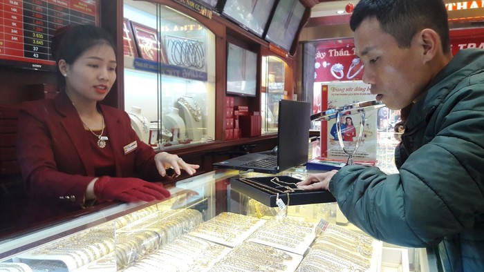 Sát ngày vía Thần tài người dân đổ xô đi mua vàng cầu may