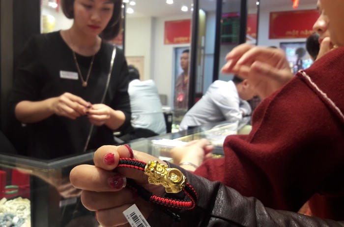 Sát ngày vía Thần tài người dân đổ xô đi mua vàng cầu may