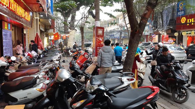 Sát ngày vía Thần tài người dân đổ xô đi mua vàng cầu may