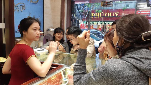 Sát ngày vía Thần tài người dân đổ xô đi mua vàng cầu may