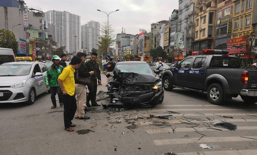 Xe ôtô mất lái tông liên hoàn khiến 3 người bị thương ở Ngã Tư Sở 