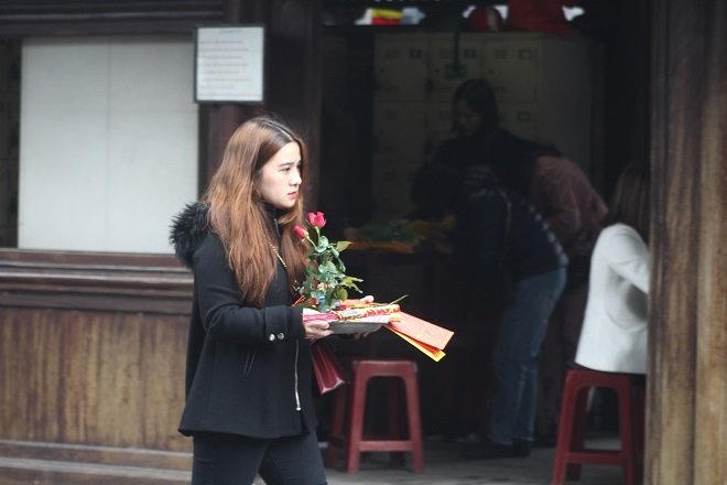 Nhiều bạn trẻ tới chùa Hà cầu duyên trong ngày Valentine