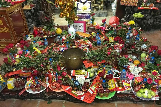 Nhiều bạn trẻ tới chùa Hà cầu duyên trong ngày Valentine