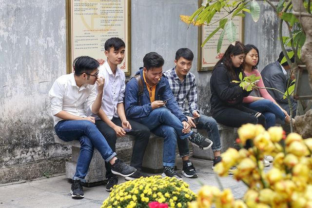 Nhiều bạn trẻ tới chùa Hà cầu duyên trong ngày Valentine