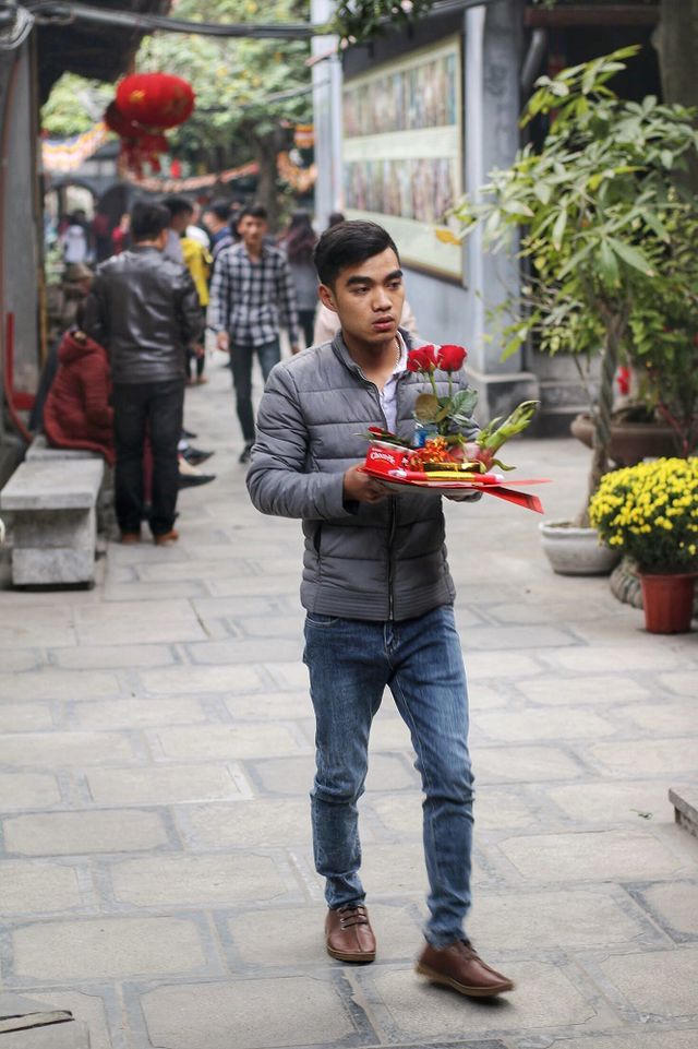 Nhiều bạn trẻ tới chùa Hà cầu duyên trong ngày Valentine