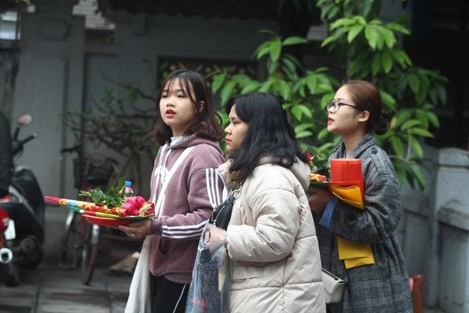 Nhiều bạn trẻ tới chùa Hà cầu duyên trong ngày Valentine