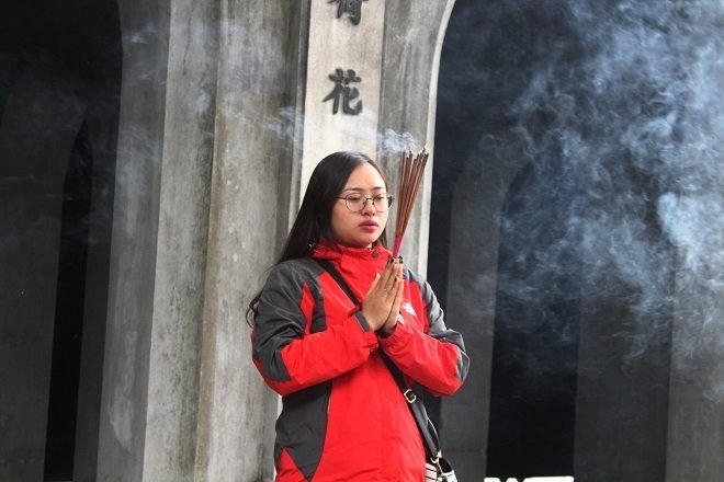 Nhiều bạn trẻ tới chùa Hà cầu duyên trong ngày Valentine