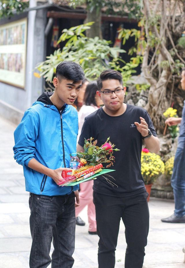 Nhiều bạn trẻ tới chùa Hà cầu duyên trong ngày Valentine