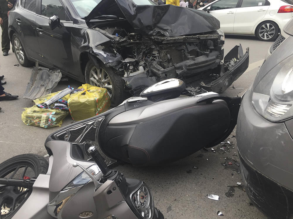 Xe ôtô mất lái tông liên hoàn khiến 3 người bị thương ở Ngã Tư Sở 