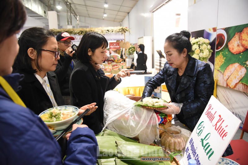 Phóng viên quốc tế thích thú với món ăn Việt Nam 