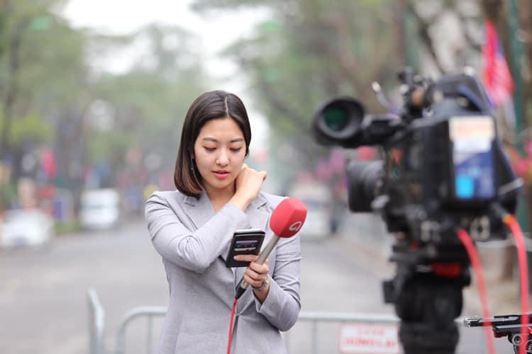 Loạt phóng viên quốc tế 'đốn tim' người trẻ Việt