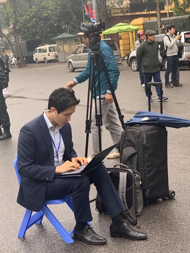 Xốn xang vì vẻ đẹp 'nam thần' của phóng viên Hàn Quốc