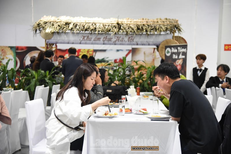 Phóng viên quốc tế thích thú với món ăn Việt Nam 