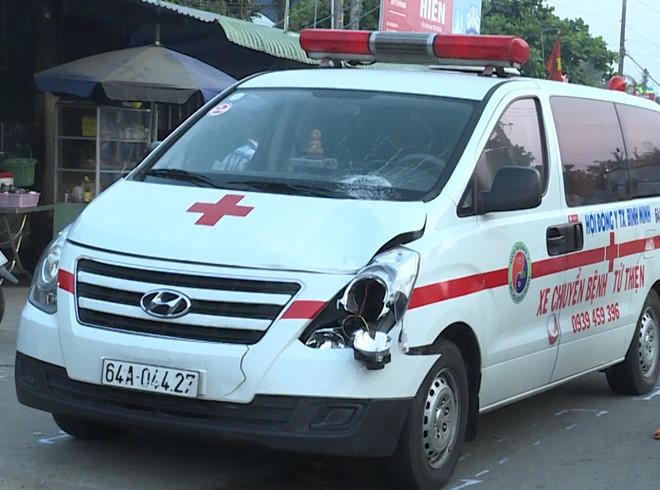 Xe chuyển bệnh nhân đâm tử vong người đi bộ trên quốc lộ