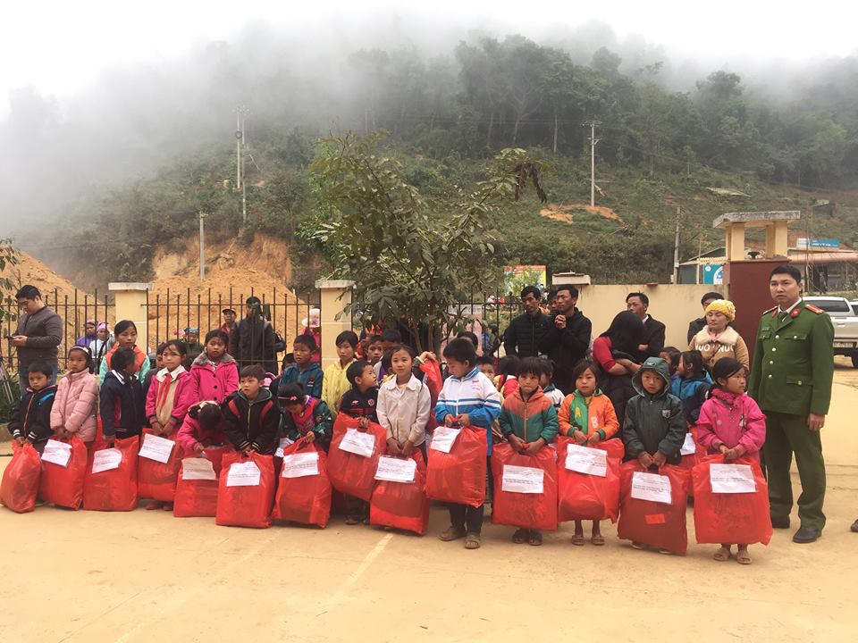 Công an Hà Nội chung tay nâng bước học sinh vùng cao Phiêng Pằn đến trường