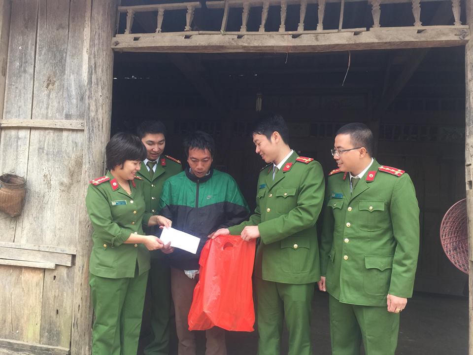 Công an Hà Nội chung tay nâng bước học sinh vùng cao Phiêng Pằn đến trường