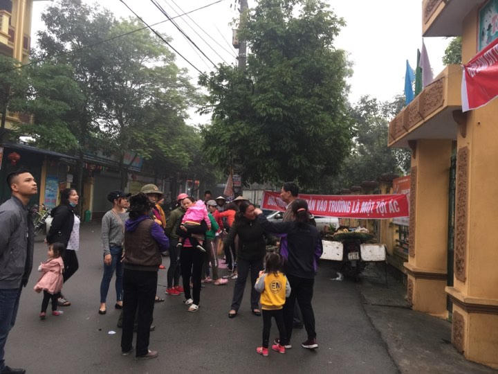 Phụ huynh bức xúc tập trung trước cổng trường, yêu cầu làm rõ nguyên nhân trẻ nhiễm sán