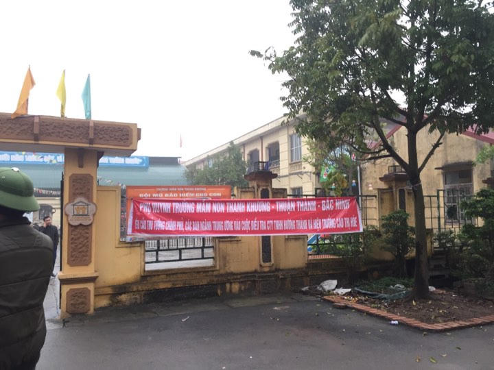 Phụ huynh bức xúc tập trung trước cổng trường, yêu cầu làm rõ nguyên nhân trẻ nhiễm sán